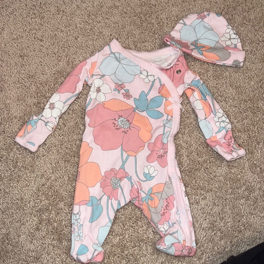 Carter’s Newborn Footies w Beanie